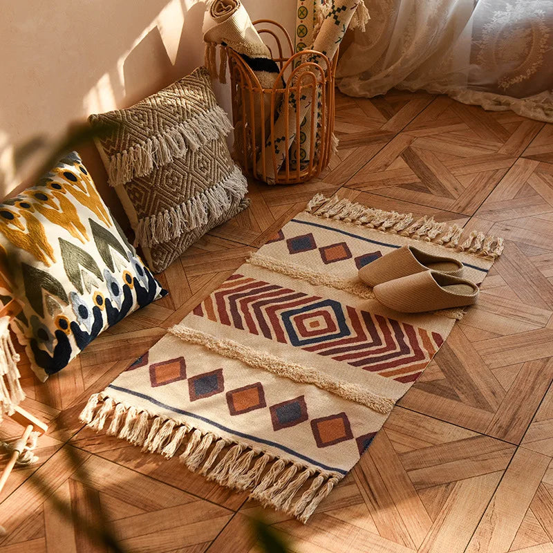 Tapis tissé main à franges — esprit bohème - Nesty, tapis tissé à franges motif diamant terracotta et bleu marine, chaussons posés dessus