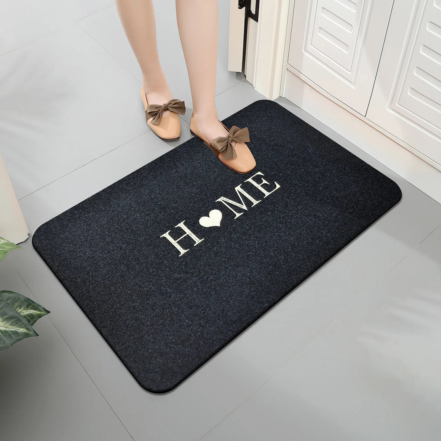 Tapis absorbant brodé minimaliste pour salle de bain, lavable en machine - Nesty (vue 1)