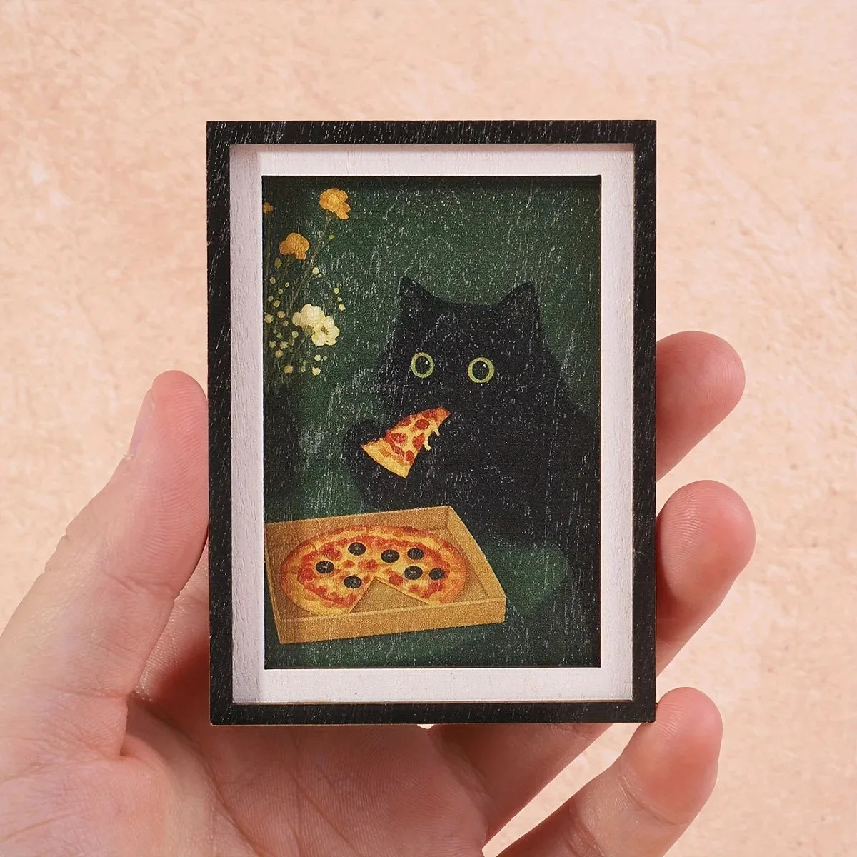 Magnet frigo cadre photo Nesty - Motif chat noir mangeant une pizza, tenu en main