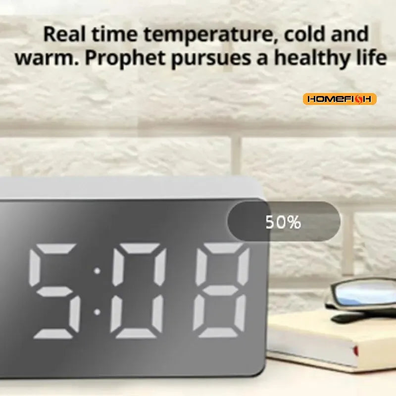 Horloge de bureau à effet miroir LED Nesty - Posée sur une table avec lunettes et livre