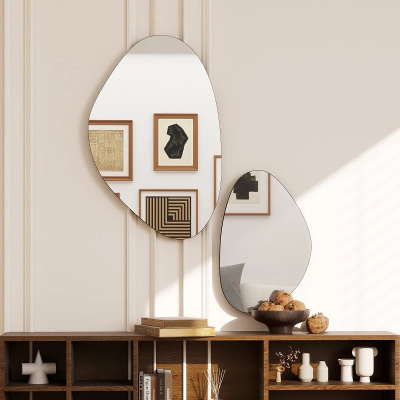 Duo de miroirs muraux galets sans cadre, formes irrégulières asymétriques, sur mur au-dessus d'une console avec cadres décoratifs - Nesty