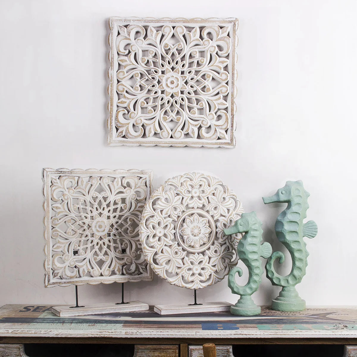 Panneau mural ajouré en bois à motif floral Nesty, trois panneaux blancs à motif floral, carrés et rond, posés sur socle avec figurines d'hippocampes