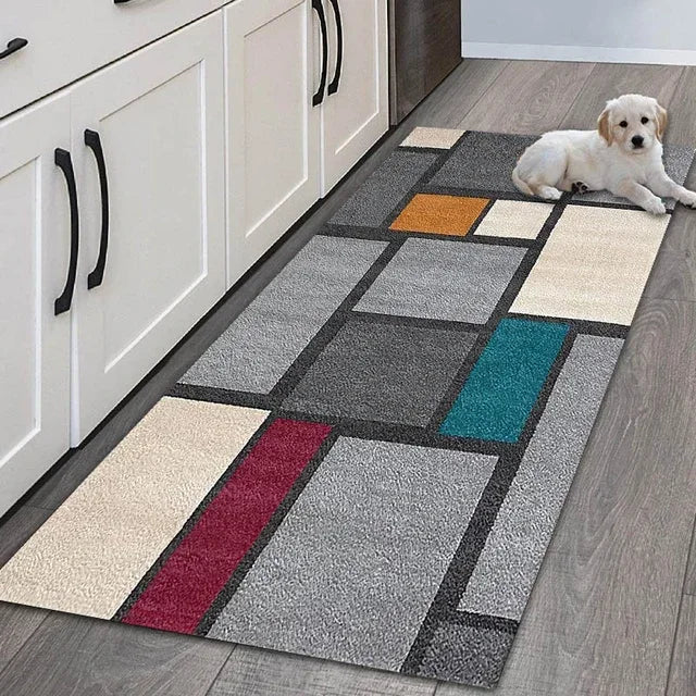 Tapis de cuisine à motif géométrique sobre - Nesty, motif patchwork géométrique gris, beige et bordeaux, dans une cuisine avec un chiot golden retriever