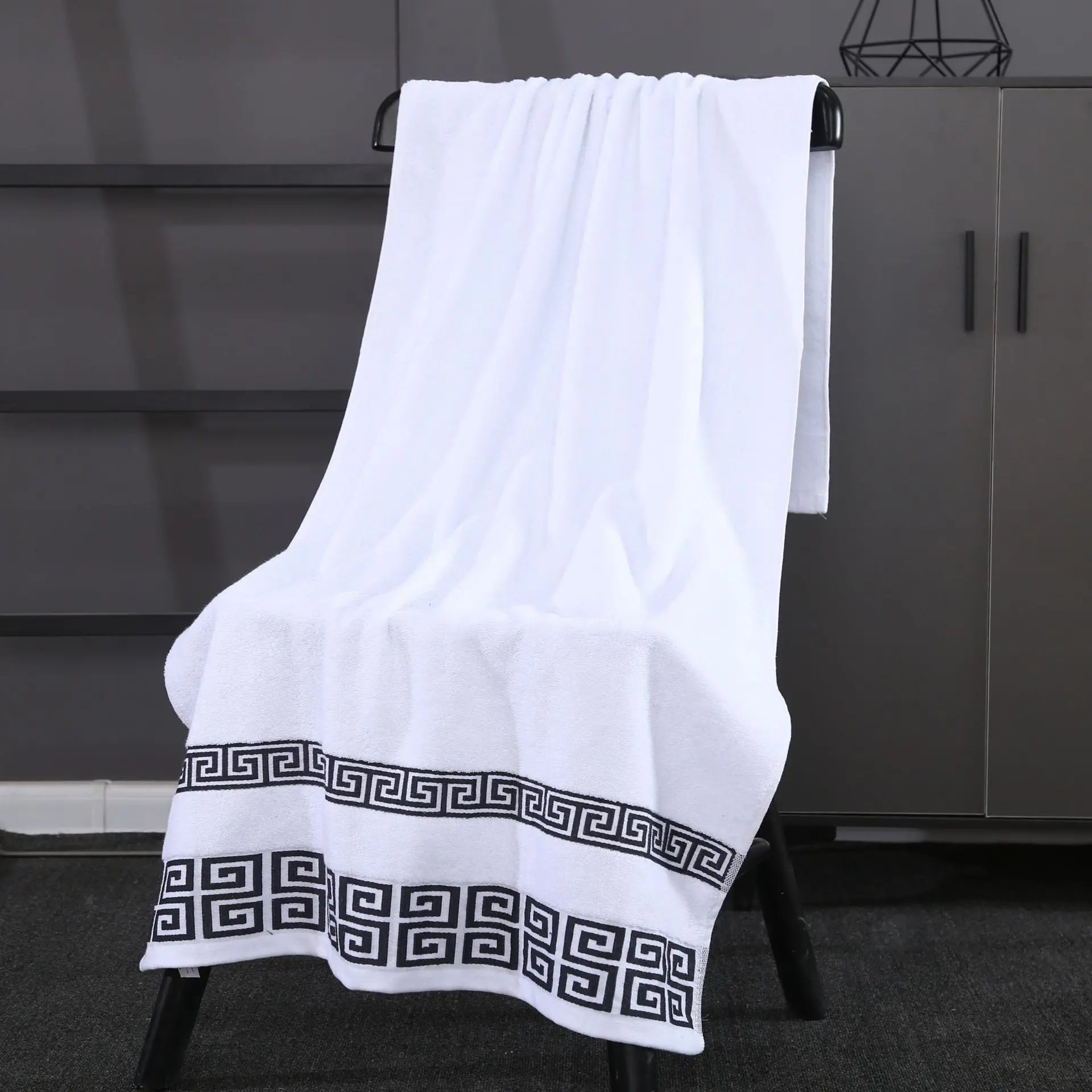 Serviette de bain en coton brodée — motif géométrique, grand format - Nesty (vue 2)