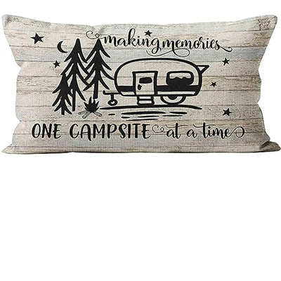 Housse de coussin en lin, esprit vintage, format lombaire Nesty, housse de coussin lombaire imprimée "Making memories one campsite at a time" avec illustration de camping-car et sapins sur fond bois