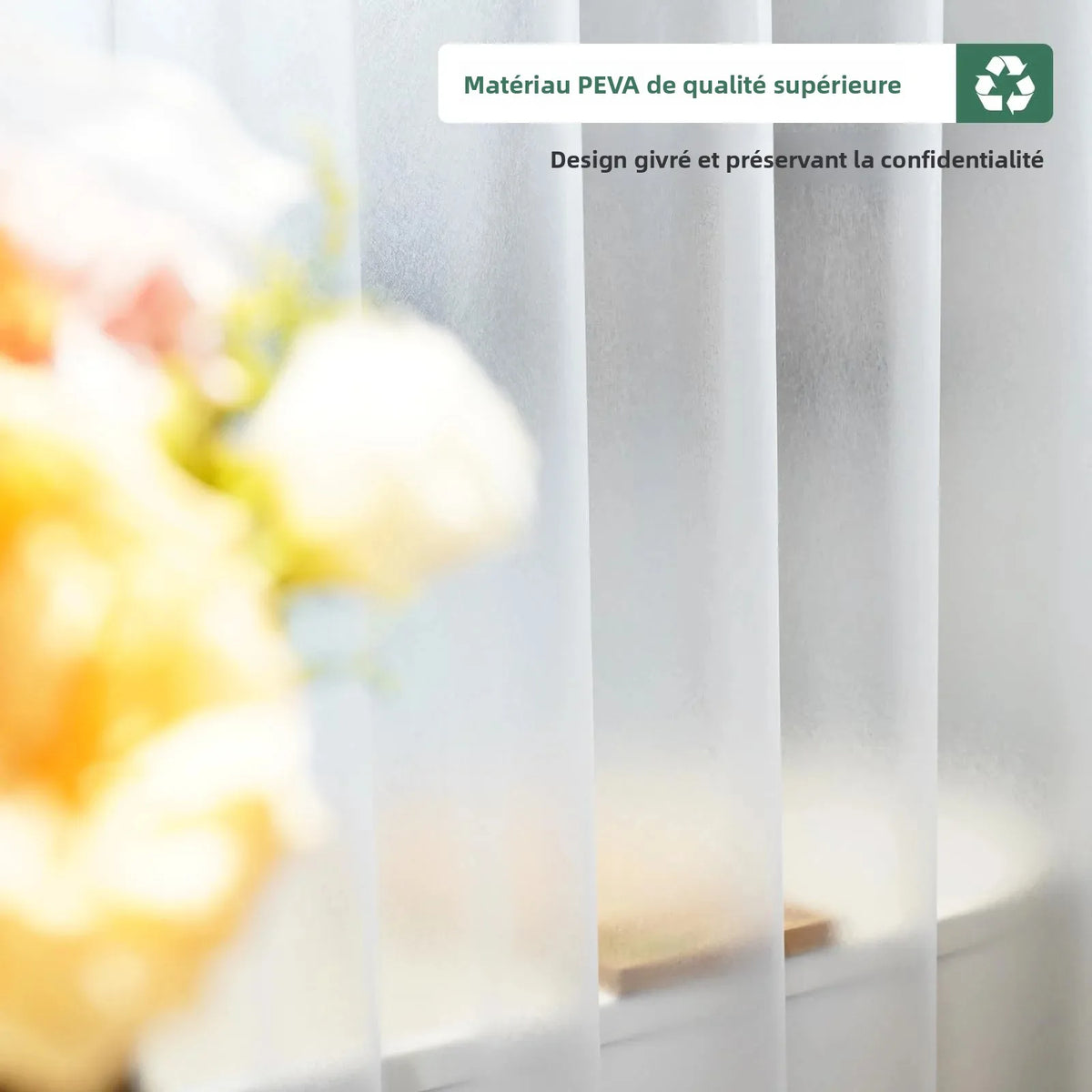 Doublure de rideau de douche en PEVA Nesty - Gros plan sur les rayures givrées préservant la confidentialité, avec fleurs floues au premier plan