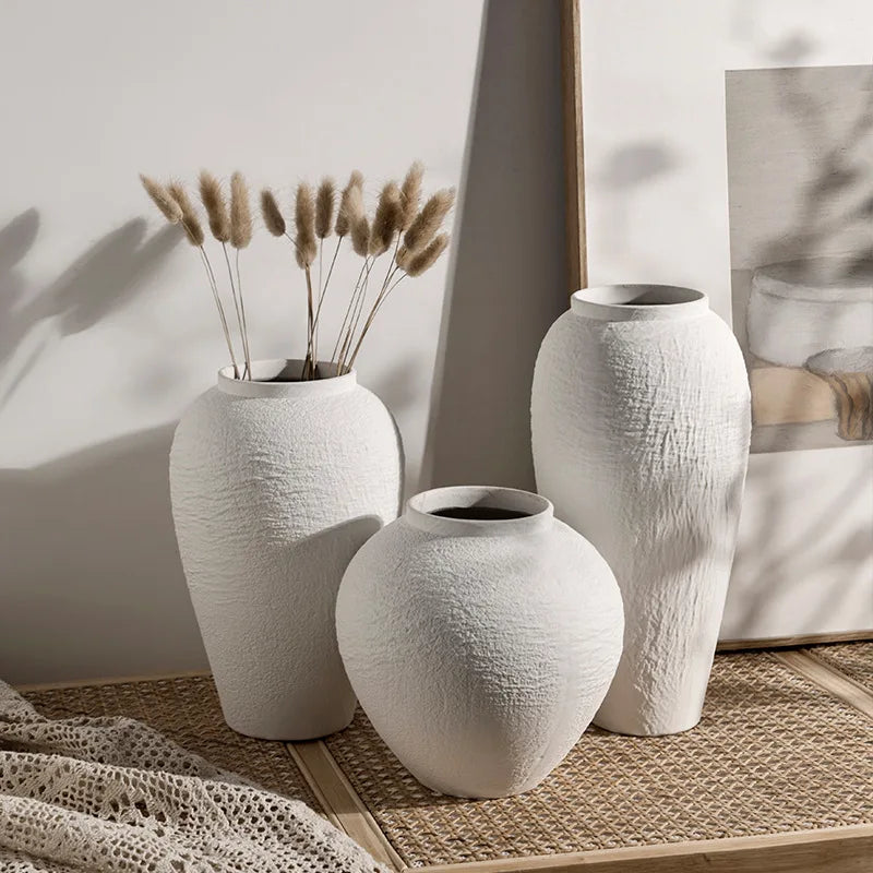 Vase en porcelaine texturée effet pierre, Jingdezhen Nesty, trois tailles texturées, l'une garnie d'herbes de pampa séchées, sur natte en jonc