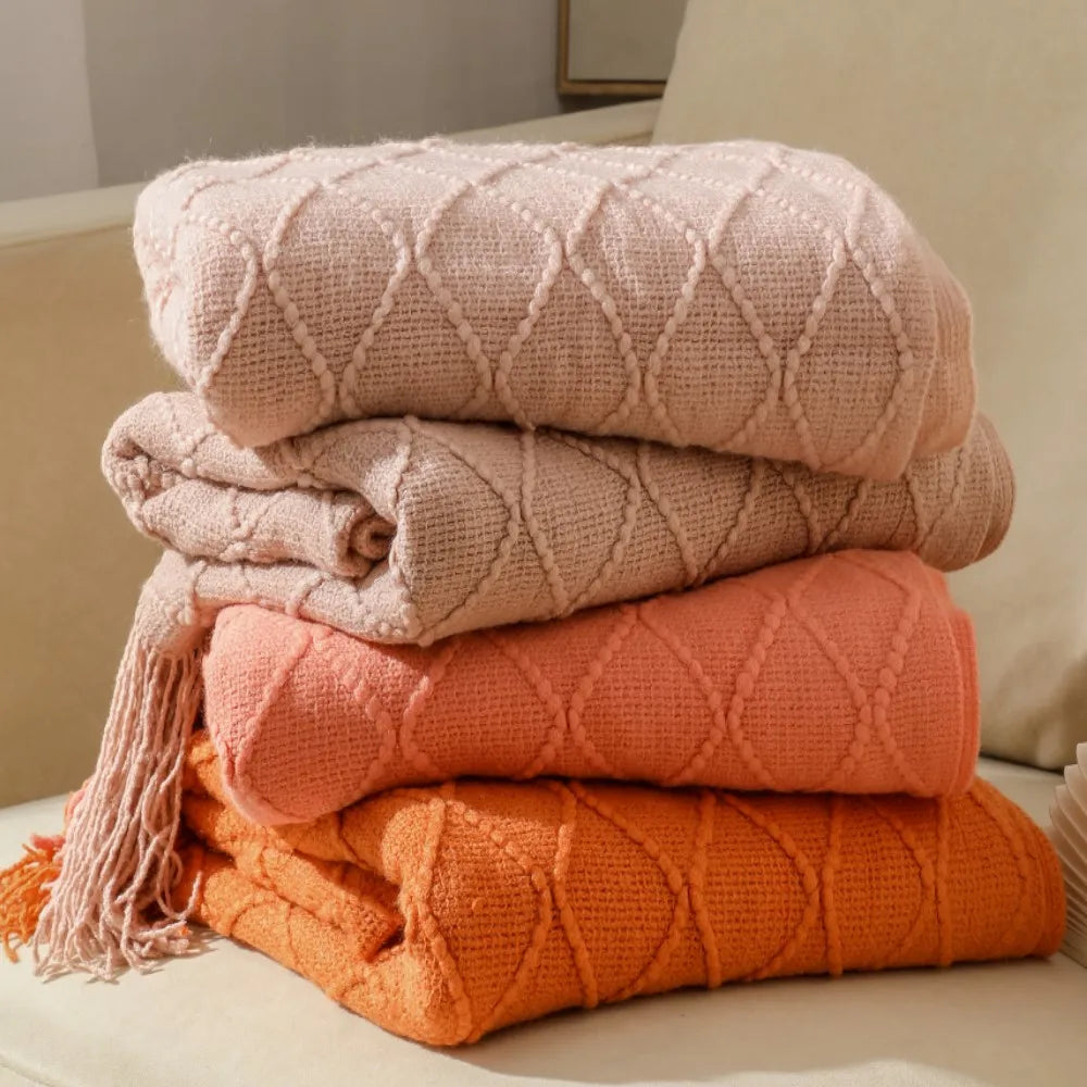 Plaid oversize tricoté moelleux Nesty - Quatre coloris rose poudré, taupe, corail et orange empilés avec franges