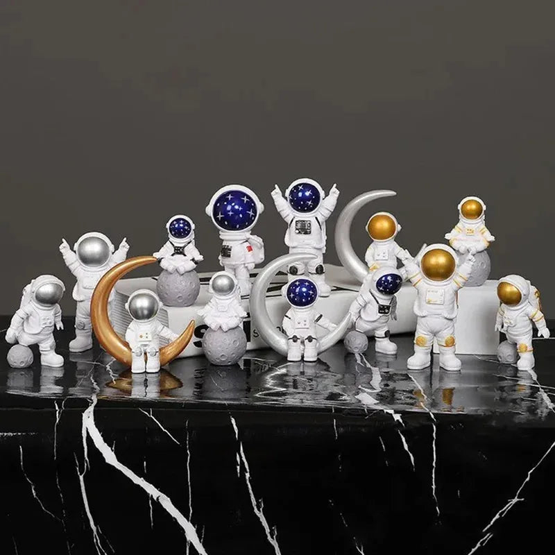 Set de 4 figurines astronaute Nesty - Grand assortiment de figurines dorées, argentées et blanches