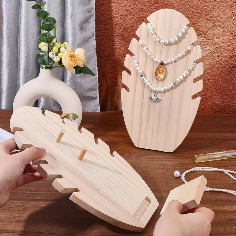 Buste en bois de noyer Nesty - Présentoirs en forme de feuille encochée avec collier de perles, mains en cours d'assemblage