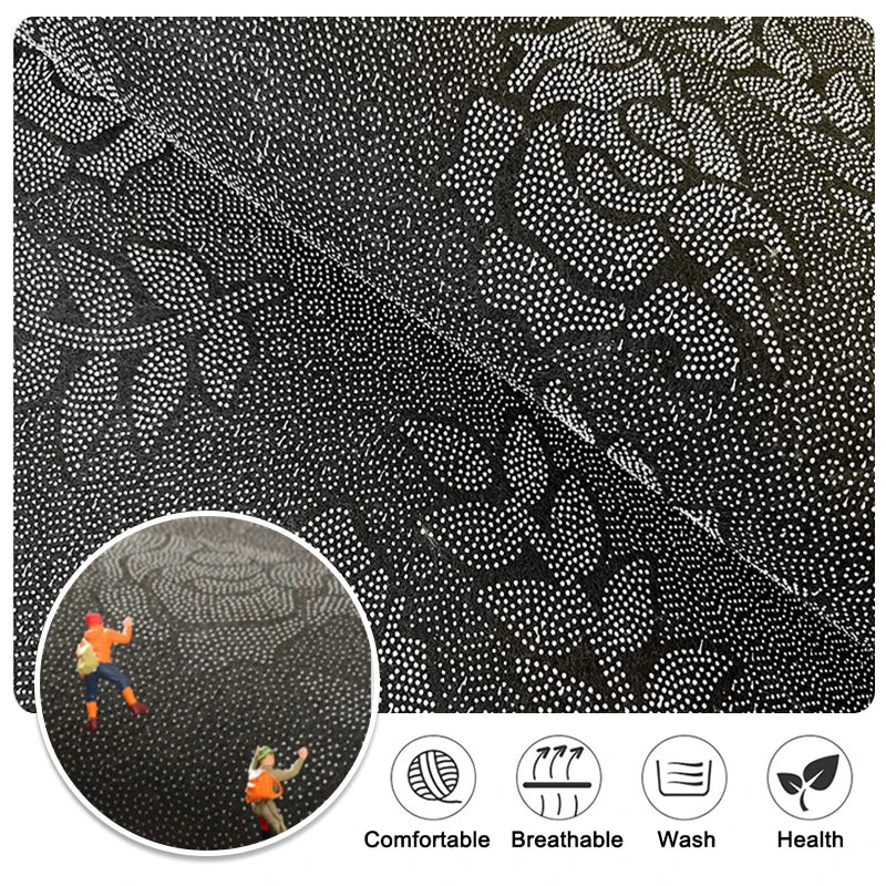 Tapis de cuisine long à rayures en diatomée - Nesty, gros plan sur la texture noire à motif floral en relief