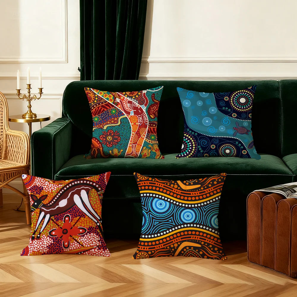 Housse de coussin à motifs ethniques, avec fermeture éclair Nesty, quatre housses de coussin à motifs ethniques aborigènes (silhouette dansante, cercles pointillés bleus, animal et fleur), posées sur canapé vert et parquet