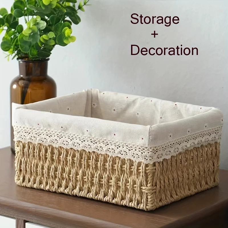 Panier tressé avec doublure dentelle Nesty - Posé sur console en bois près d'un vase en verre ambré et d'une plante