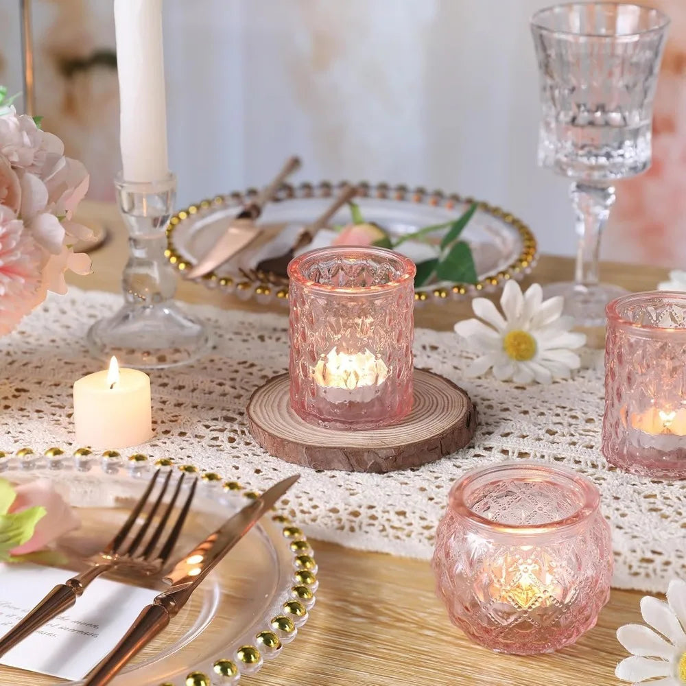 Photophores en verre à motif losange Nesty - Version rose sur table dressée avec fleurs et vaisselle dorée