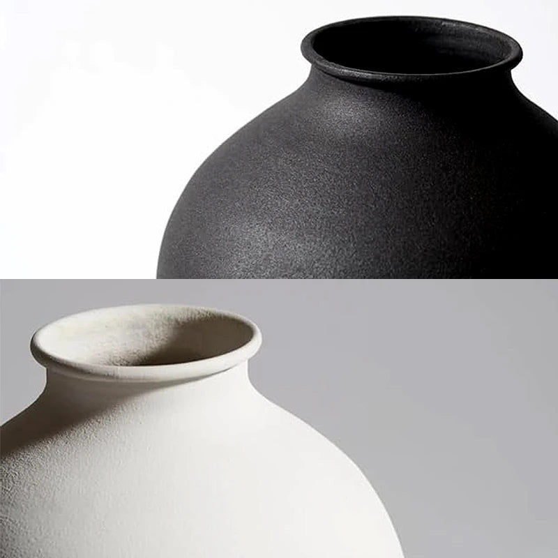 Vase en métal noir mat, finition sablée Nesty, montage de deux gros plans sur le col évasé, un noir et un blanc