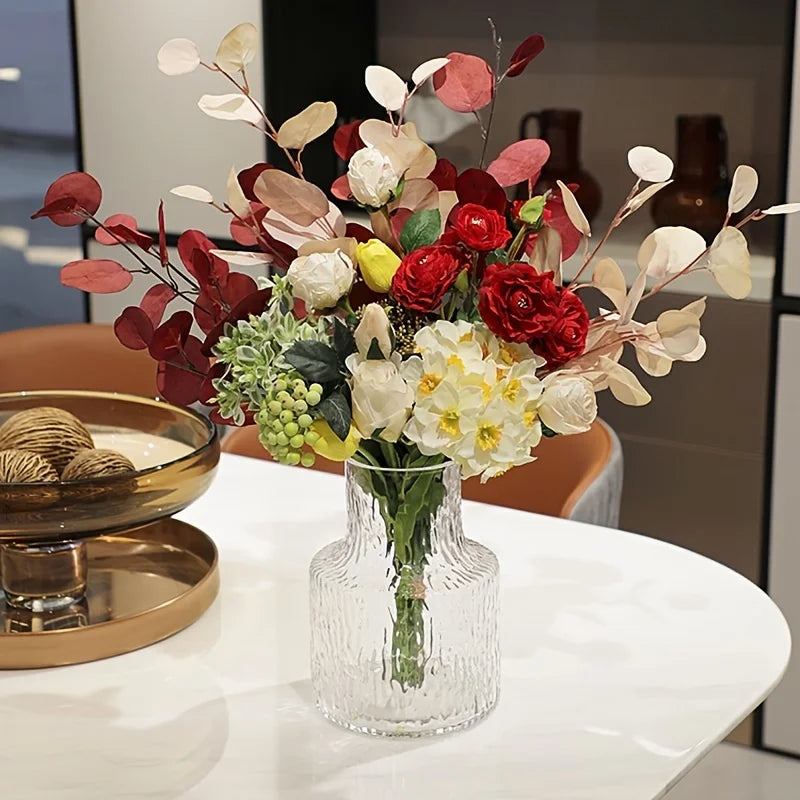 Vase en verre soufflé texturé glacier, 8 cm de diamètre Nesty, garni d'un bouquet blanc, rouge et eucalyptus séché, sur table blanche avec bol doré