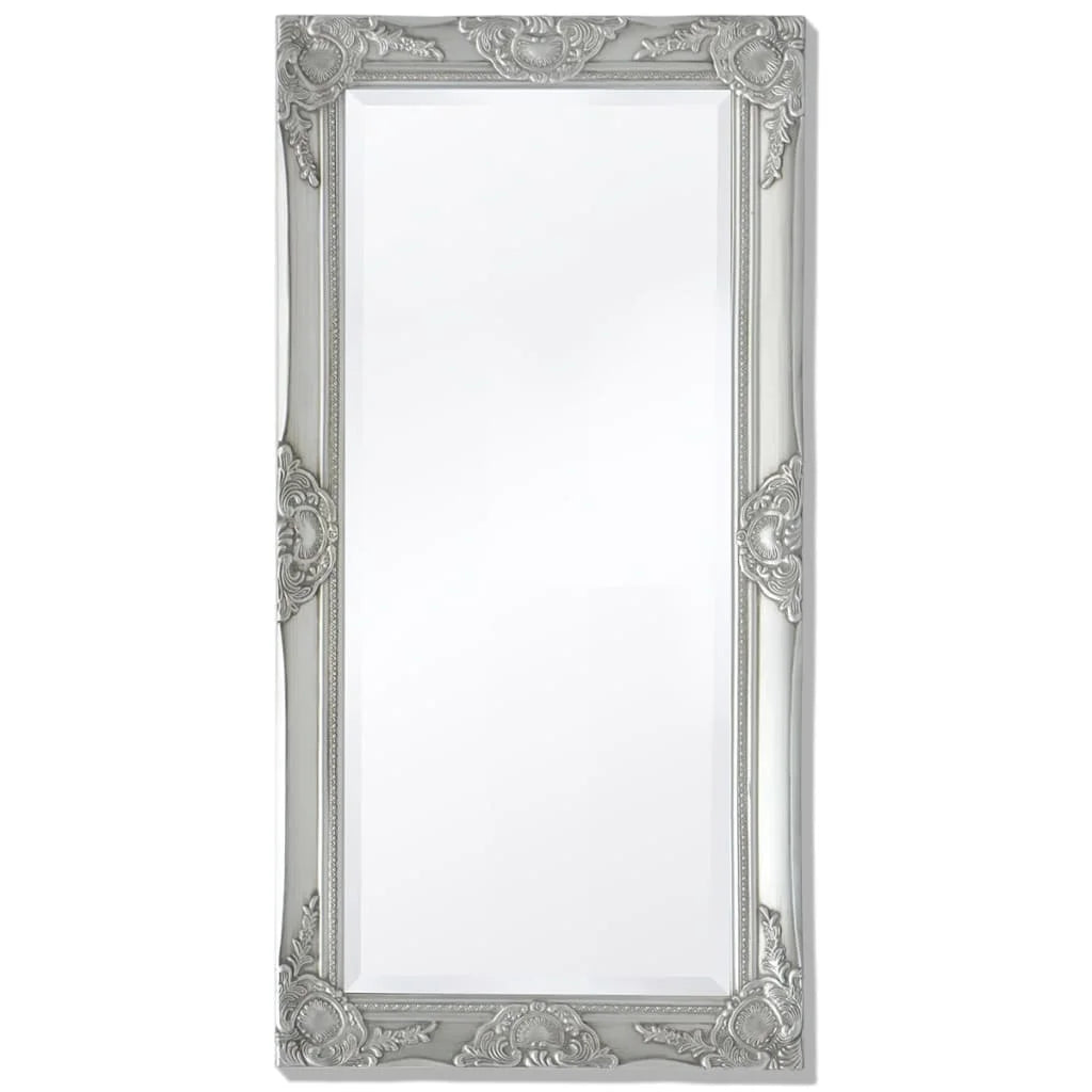 Miroir mural baroque Nesty - Vue de face sur fond blanc, cadre argenté sculpté à motifs floraux