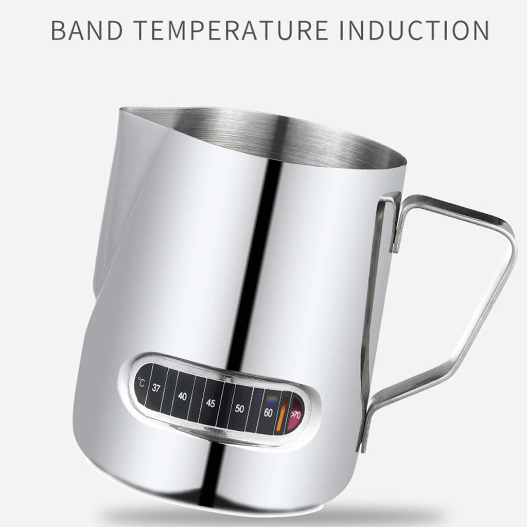 Pichet à lait en inox avec thermomètre intégré Nesty, pichet vu de trois-quarts, bandeau thermomètre visible sur le côté