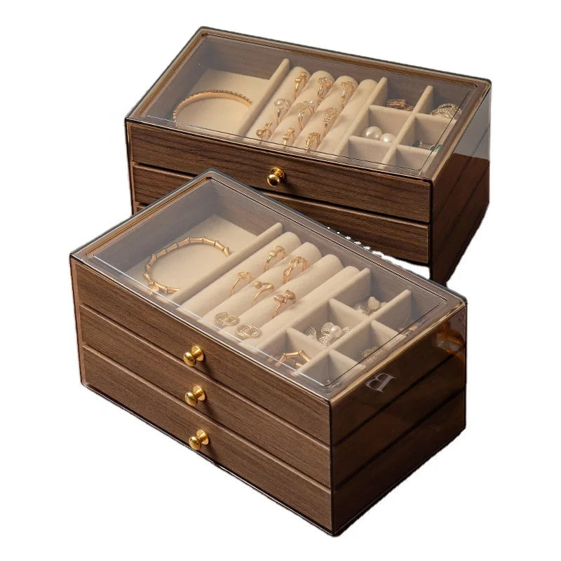 Boîte à bijoux en bois à tiroirs Nesty - Deux modèles à trois niveaux et couvercle fumé, avec bagues et bracelets, sur fond blanc