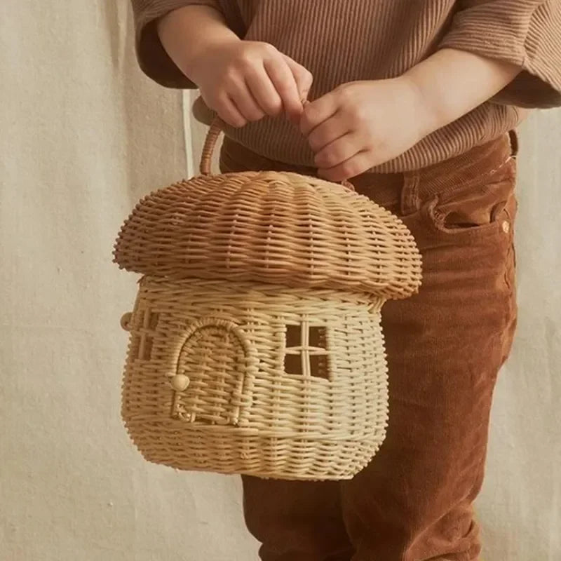 Petit panier tressé en osier forme champignon, panier décoratif Nesty, coloris naturel tenu à la main par un enfant
