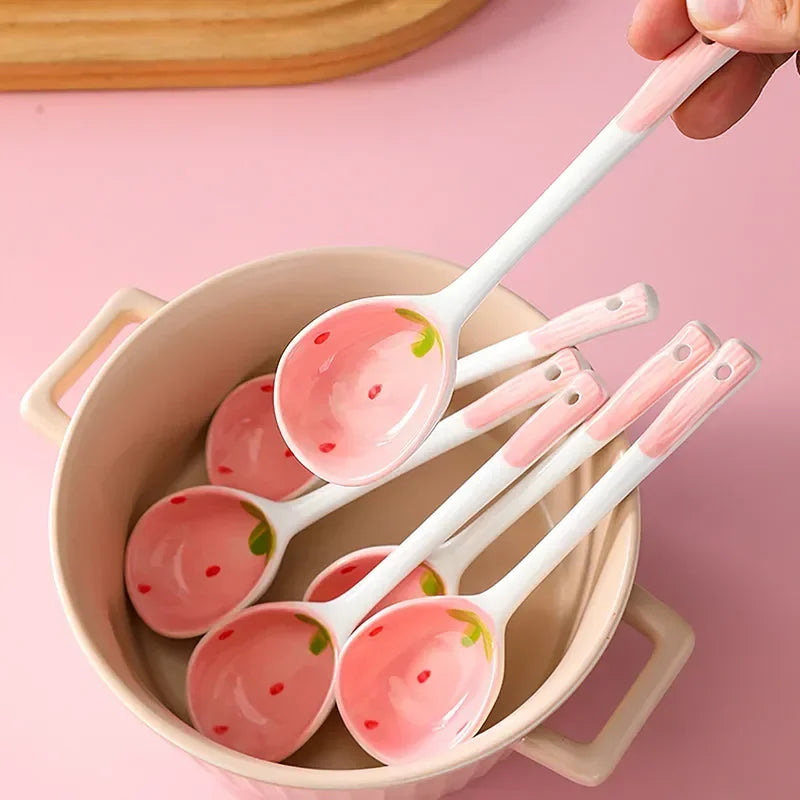 Cuillère en céramique fraise, modèle mignon Nesty, cinq cuillères à motif fraise et manche blanc à touche rose, dans un bol en céramique