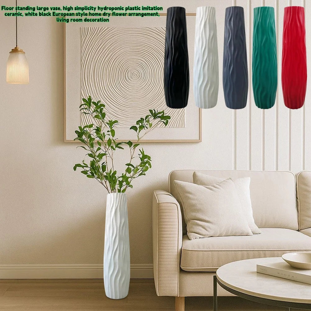 Vase sol texturé grand format Nesty - Cinq coloris et mise en situation avec plante verte en salon (texte en anglais)