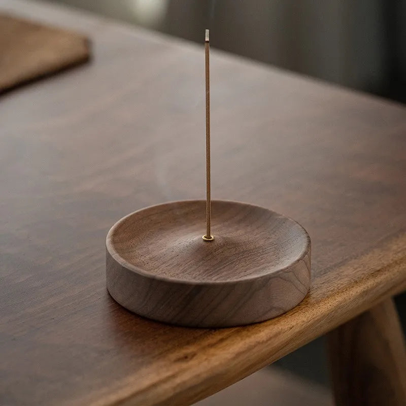 Porte-encens en bois massif Nesty - Posé sur le bord d'une table en bois