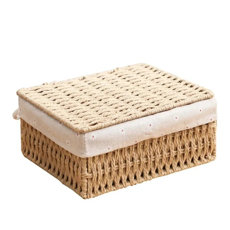 Boîte de rangement tressée en rotin avec couvercle et doublure amovible Nesty, coloris naturel, vue en angle sur fond blanc