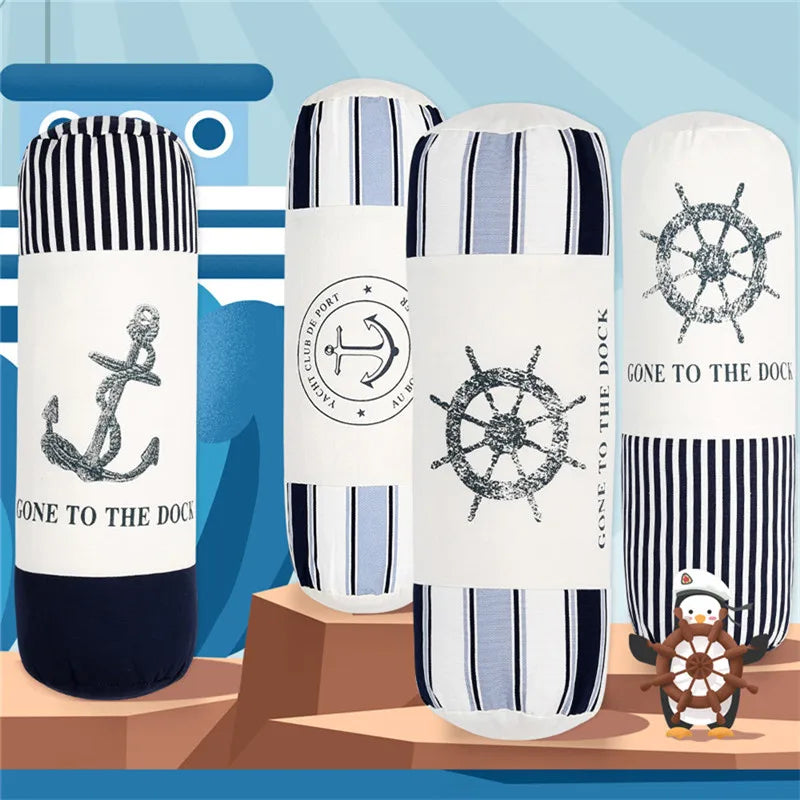 Coussin cylindrique en coton et lin, esprit méditerranéen, motif ancre Nesty, quatre coussins cylindriques marins à rayures bleu marine, motifs ancre, gouvernail et logo "Yacht Club de Port", texte "Gone to the Dock", sur fond de bateau illustré