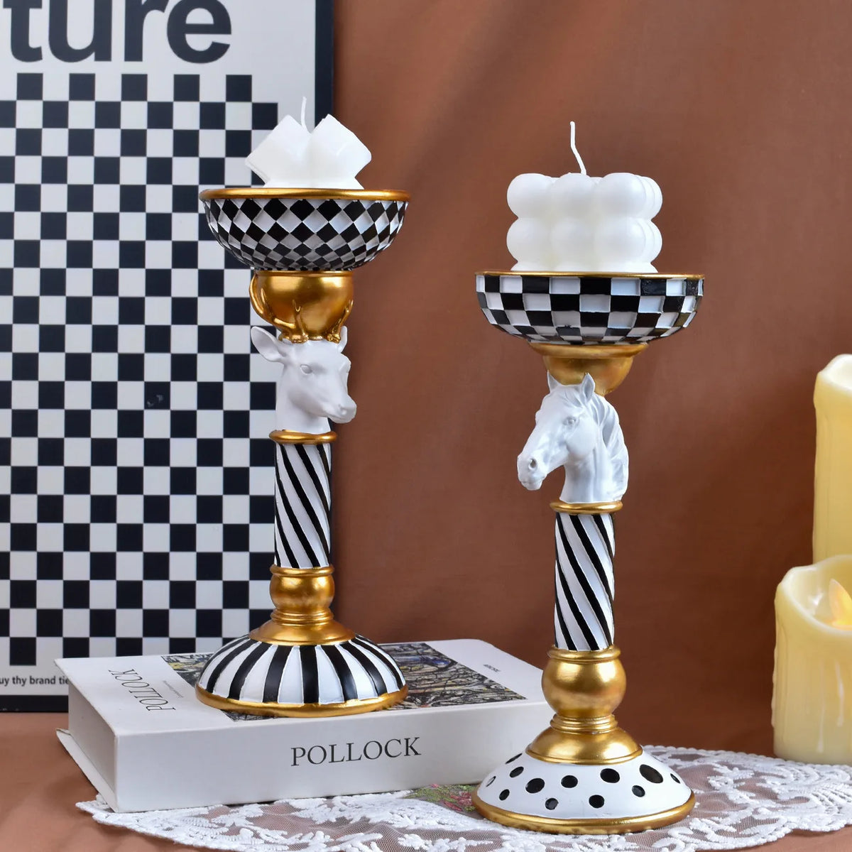 Bougeoir céramique tête d'animal Nesty - Deux bougeoirs en forme de tête de cerf et de cheval, coupelle à damier noir et blanc avec bougies