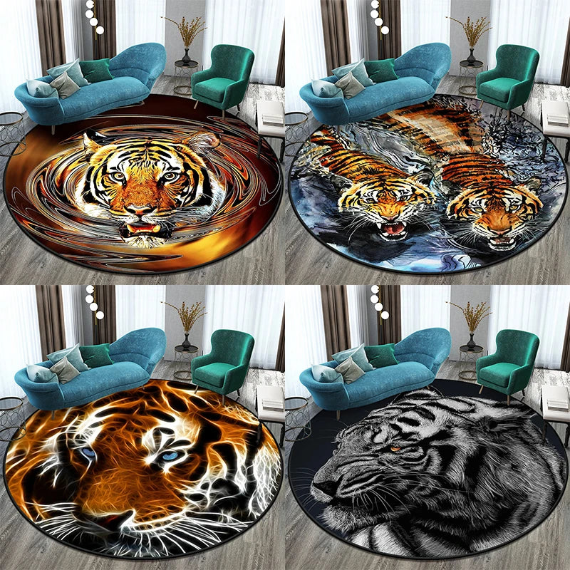 Collage de quatre tapis ronds à motif de tigre dans des styles différents, posés dans un salon avec canapé bleu paon et fauteuils verts.