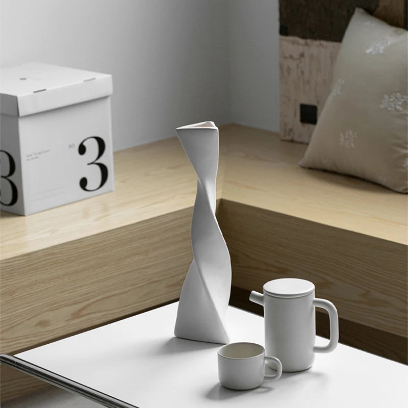 Vase céramique haut et torsadé — silhouette nordique (vue 5) - Nesty