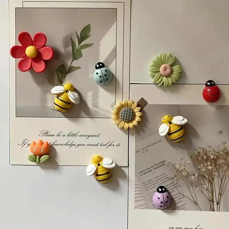 Lot de 10 magnets frigo motif plante Nesty - Assortiment de fleurs, abeilles et coccinelles sur un frigo