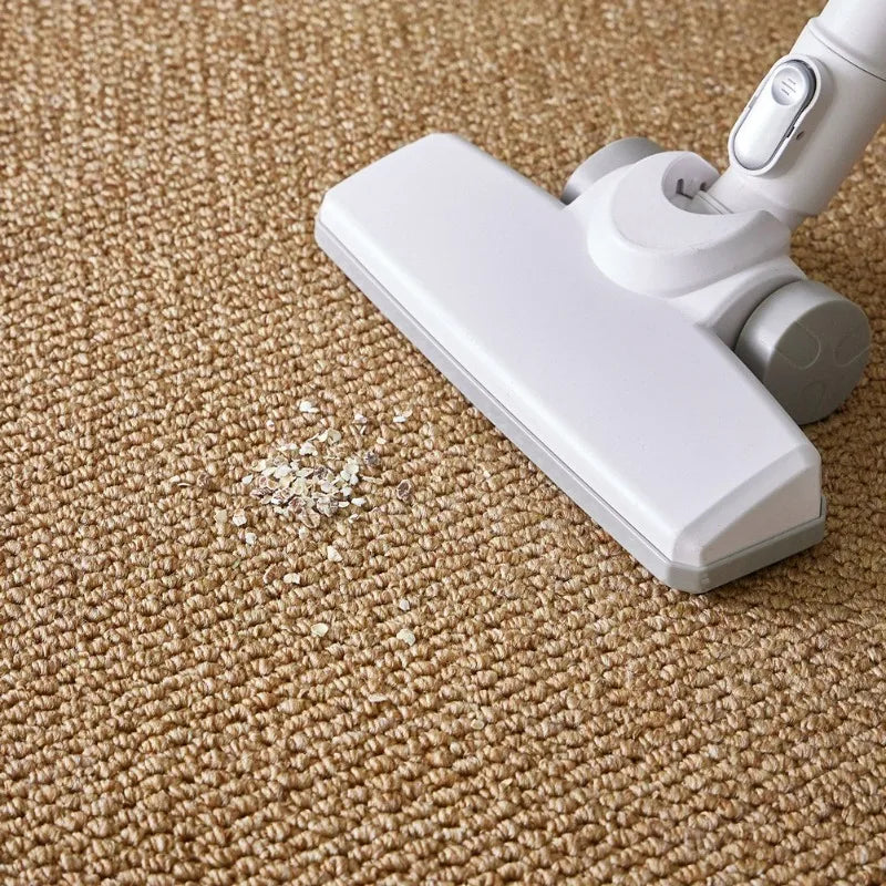Tapis effet sisal marron tressé, aspirateur balai ramassant des débris à sa surface - Nesty
