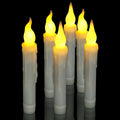 Bougies LED effilées sans flamme, lumière chaude vacillante Nesty, sept bougies LED fuselées avec coulées figées, flamme électronique jaune vacillante, sur fond noir avec reflets