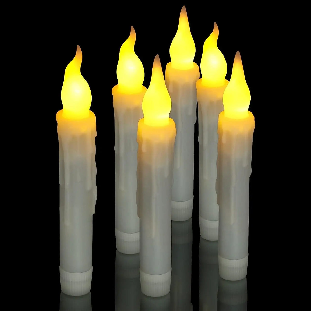 Bougies LED effilées sans flamme, lumière chaude vacillante Nesty, sept bougies LED fuselées avec coulées figées, flamme électronique jaune vacillante, sur fond noir avec reflets