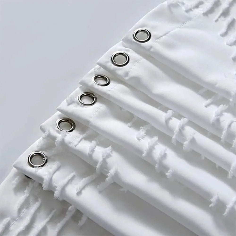 Rideau de douche bohème à pompons Nesty - Gros plan sur les œillets métalliques et le tissu épaissi effiloché