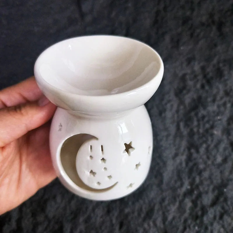 Brûle-encens en céramique blanche Nesty - Modèle à motif lune et étoiles ajourées, tenu en main