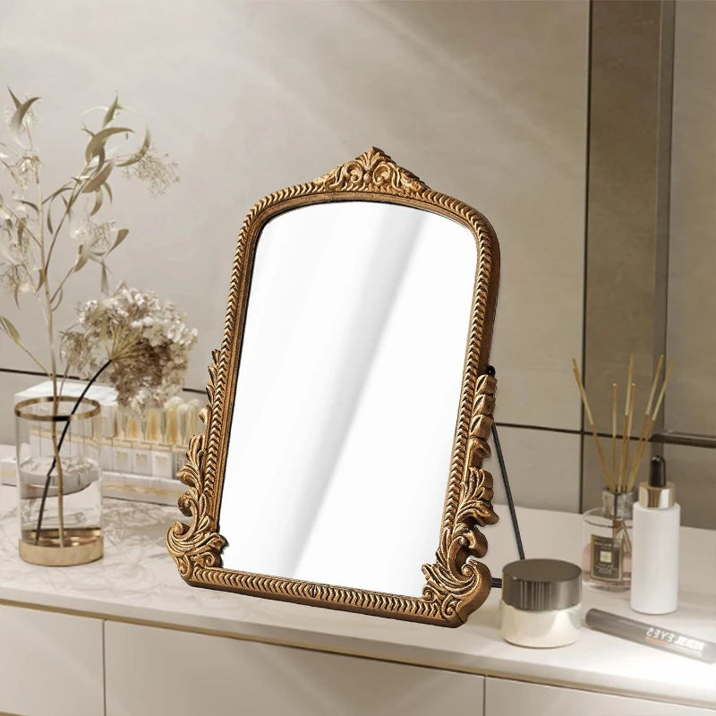 Miroir de coiffeuse doré — cadre en bois ancien - Nesty, posé sur un plan de salle de bain près de fleurs séchées et de produits de soin