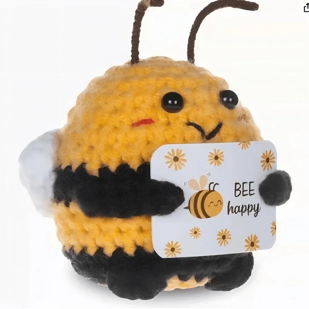 Petite abeille tricotée main Nesty - Gros plan sur le tricot et la carte Bee Happy