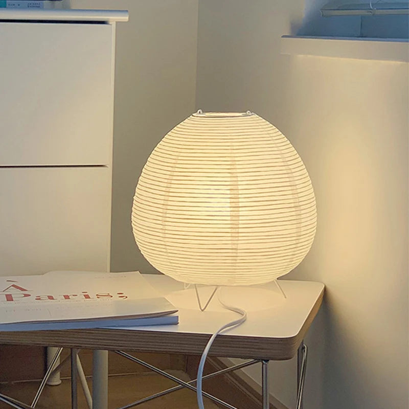Lampe de table nordique Nesty - Allumée sur une table blanche