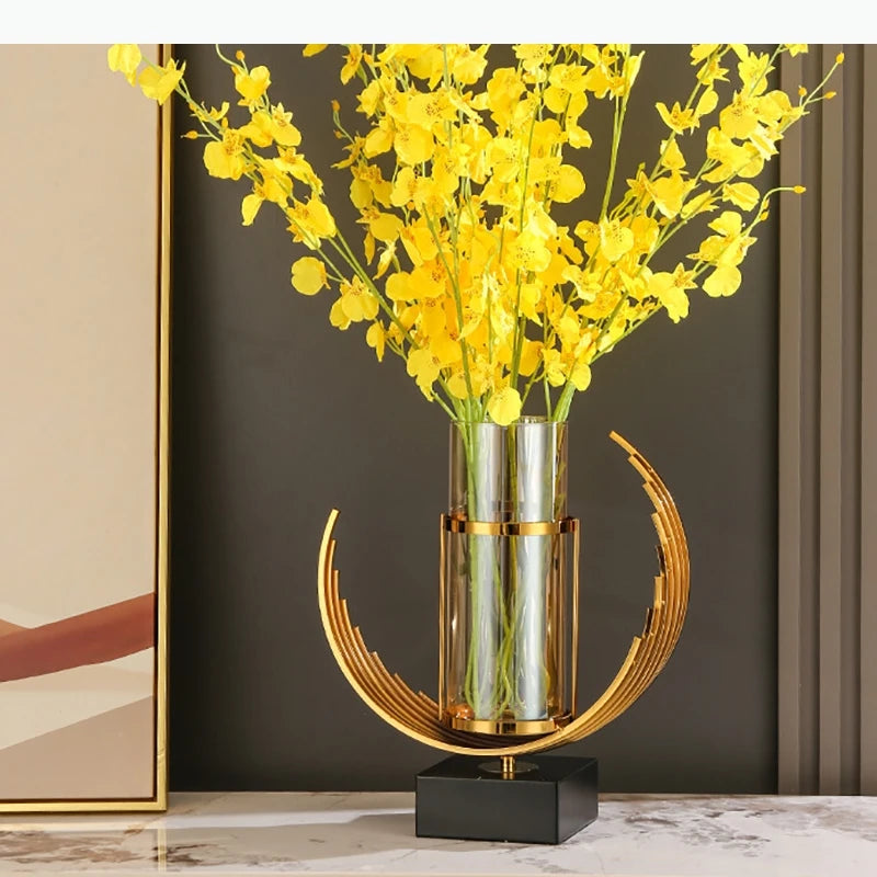 Vase en verre à base dorée Nesty - Avec grandes fleurs jaunes, fond sombre