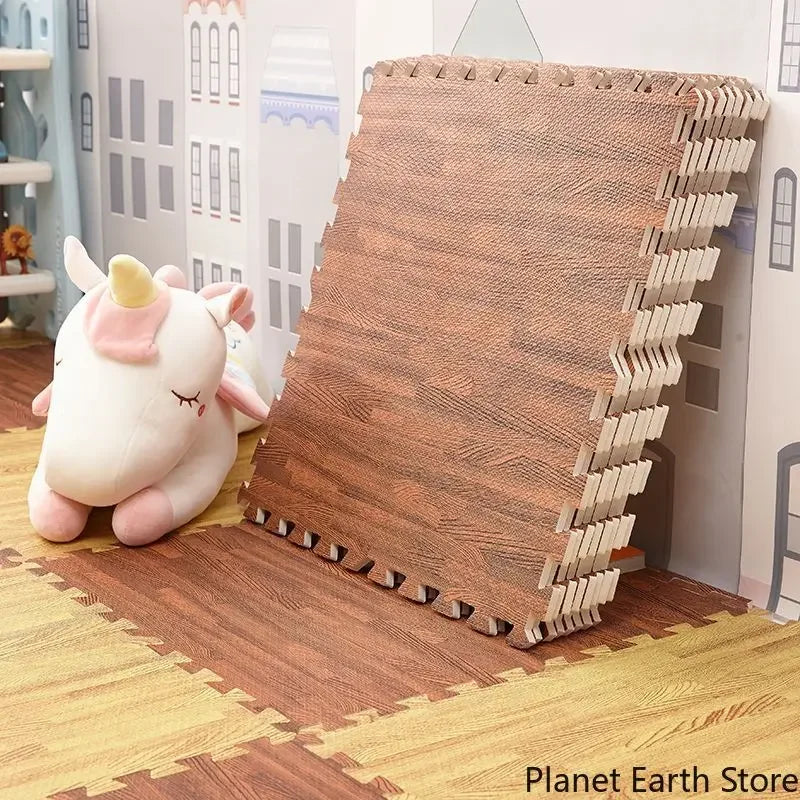 Tapis puzzle imitation bois — dalles à assembler - Nesty, dalles de mousse imitation bois assemblées et redressées, peluche licorne posée à côté, décor de chambre d'enfant