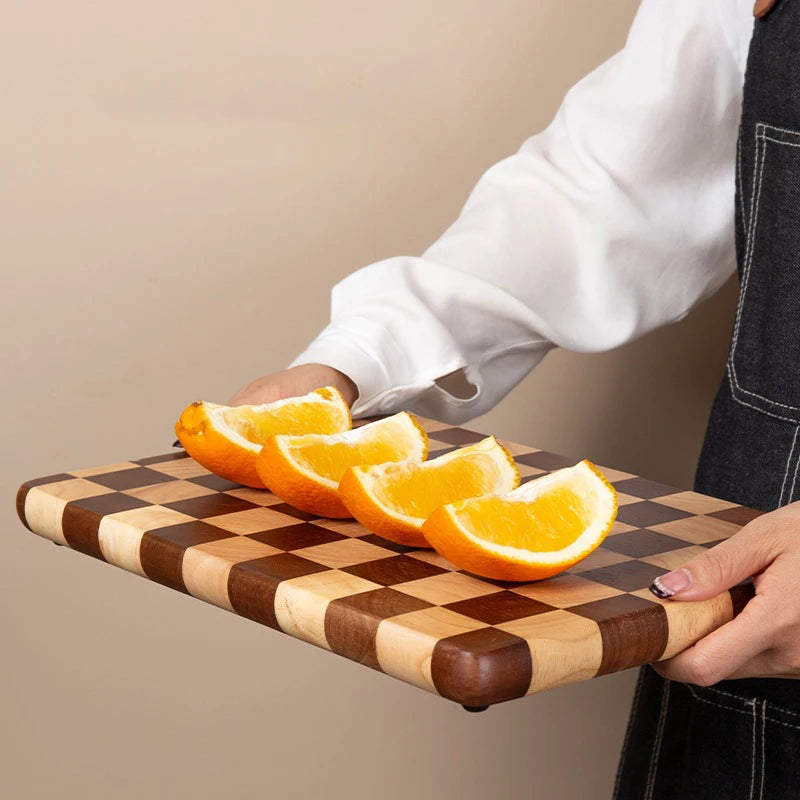 Planche à découper en bois massif, motif mosaïque Nesty, planche tenue en main garnie de quartiers d'orange