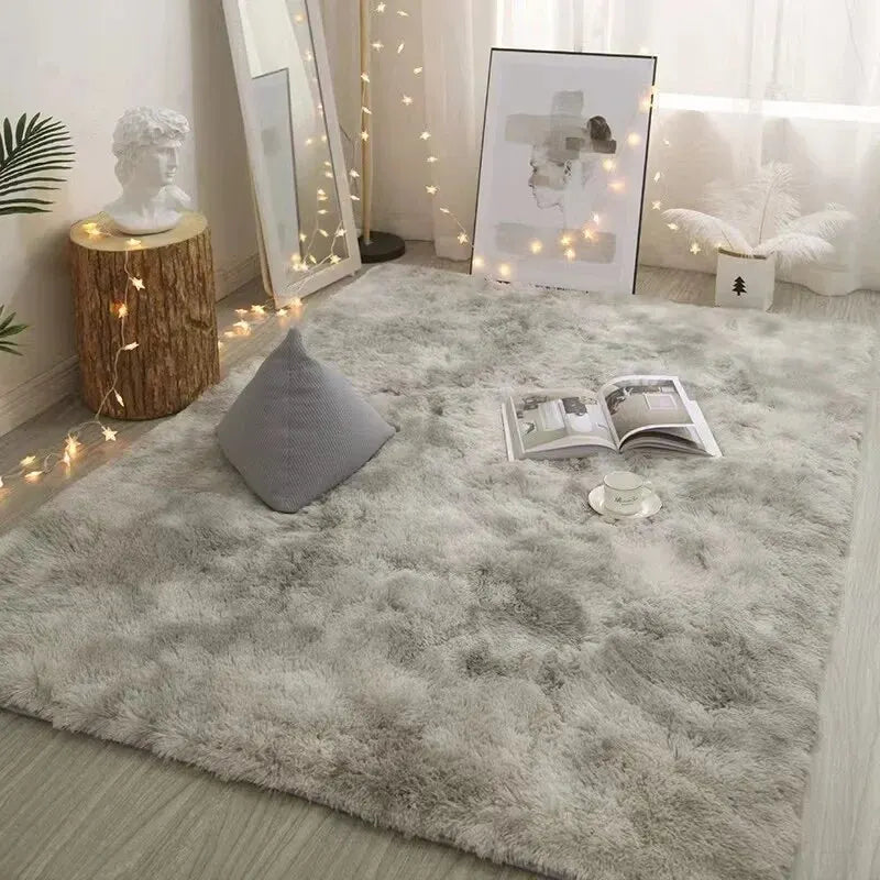 Petit tapis doux uni Nesty - Plusieurs tailles, coloris gris chiné dans une chambre cosy avec guirlande lumineuse