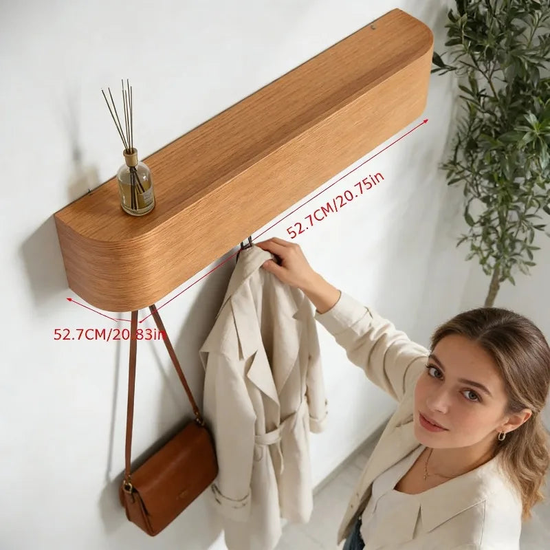 Patère murale en bois de noyer, entrée ou couloir Nesty, vue de dessus avec bâtonnets parfumés, femme accrochant un manteau, dimensions annotées