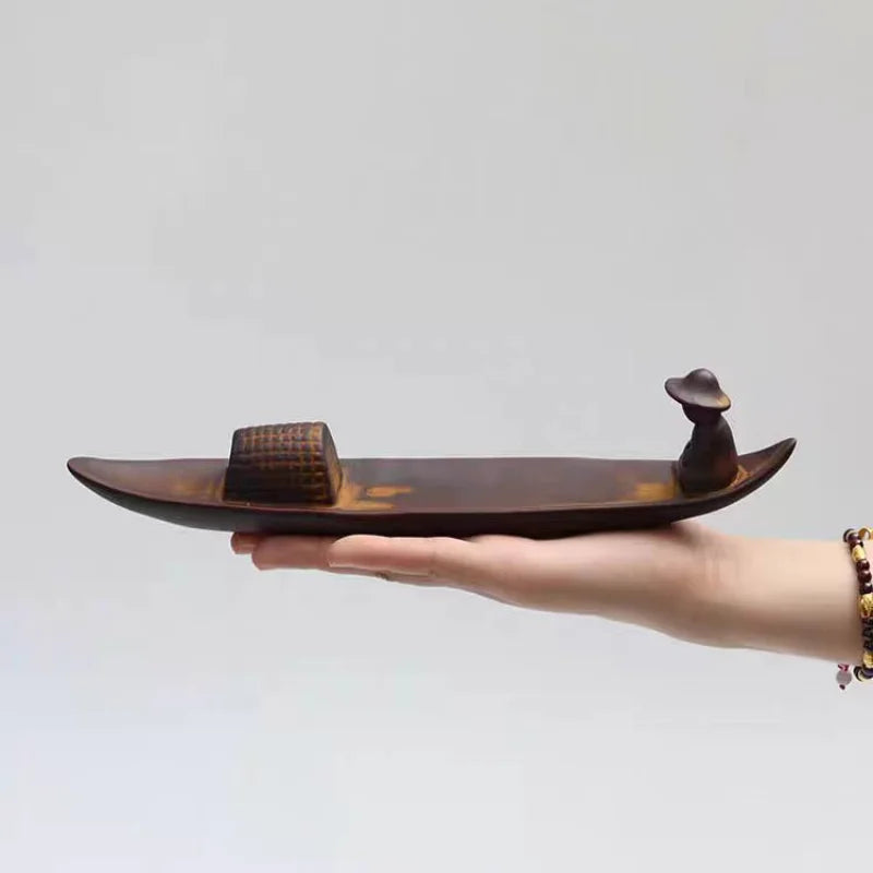 Plateau brûle-encens en céramique Nesty - Forme de barque tenue en main, échelle de taille