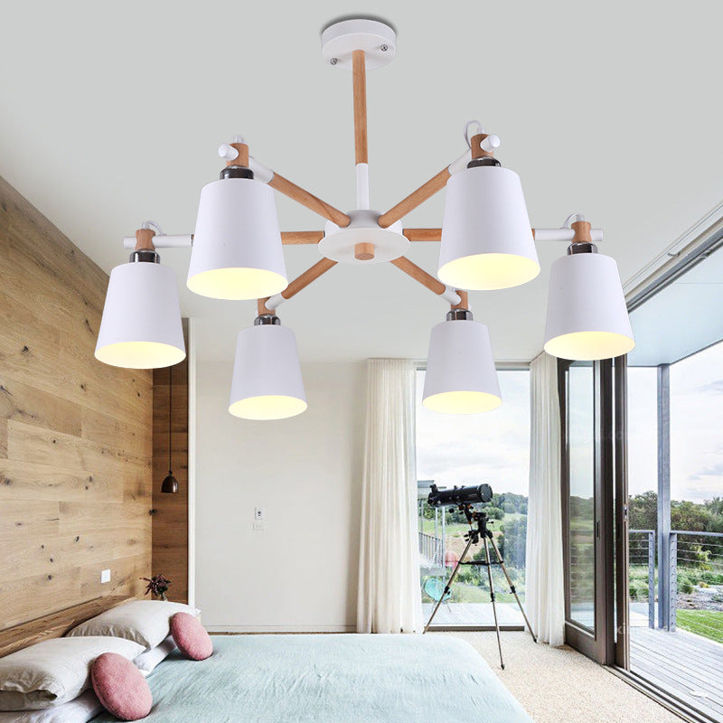 Plafonnier 3 sources en bois massif Nesty - Version blanche, installée dans une chambre avec grande fenêtre