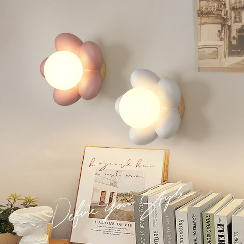 Applique murale fleur crème Nesty - Coloris rose et blanc, au-dessus d'une étagère de livres