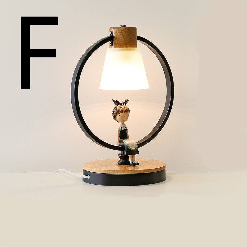 Lampe de chevet en bois massif Nesty - Modèle F, figurine fillette assise dans un anneau noir